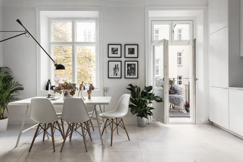 Exemple d'une salle à manger ouverte sur la cuisine scandinave de taille moyenne avec un mur blanc, parquet peint et aucune cheminée.