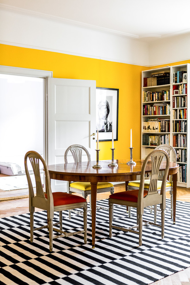 Diseño de comedor bohemio cerrado con paredes amarillas y suelo de ladrillo