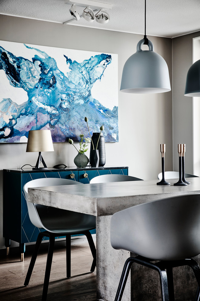 Mittelgroße Moderne Wohnküche mit grauer Wandfarbe, dunklem Holzboden und braunem Boden in Göteborg