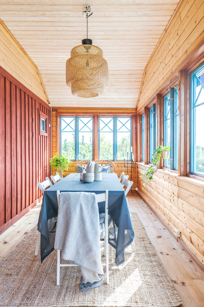 Immagine di una sala da pranzo stile rurale chiusa con parquet chiaro e pavimento beige