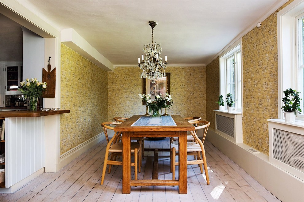 Источник вдохновения для домашнего уюта: большая отдельная столовая в классическом стиле с желтыми стенами и светлым паркетным полом без камина