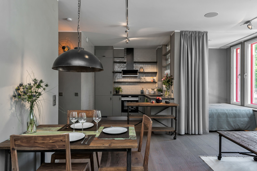 Inspiration pour une petite salle à manger ouverte sur le salon traditionnelle avec un mur gris, parquet foncé et aucune cheminée.