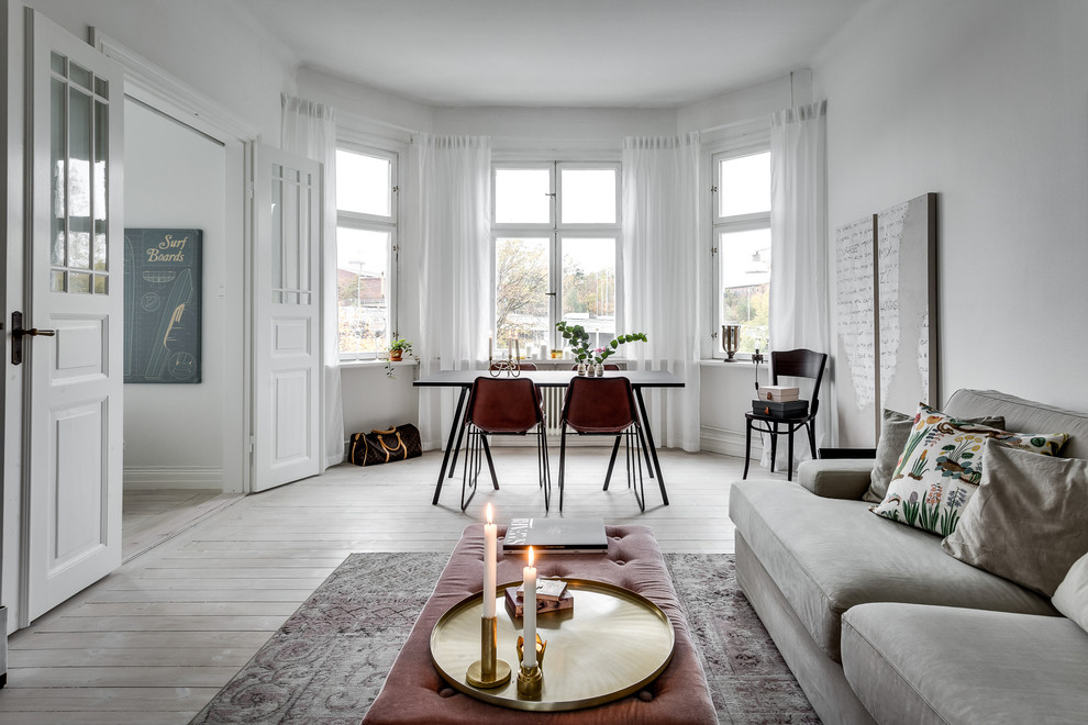 Идея дизайна: большая гостиная-столовая в скандинавском стиле с светлым паркетным полом и белыми стенами