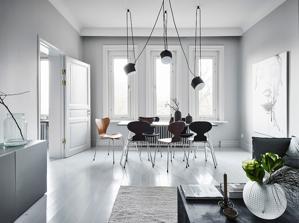 Idee per una sala da pranzo aperta verso il soggiorno scandinava con pareti bianche e pavimento in legno verniciato