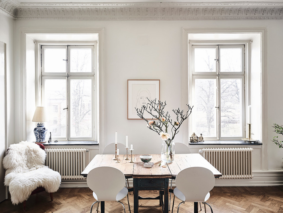 Mittelgroße Nordische Wohnküche ohne Kamin mit weißer Wandfarbe und hellem Holzboden in Göteborg