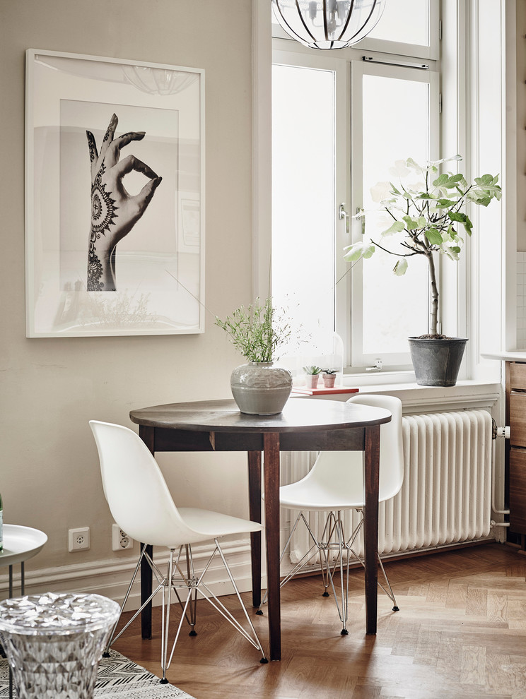 Imagen de comedor escandinavo pequeño abierto sin chimenea con paredes grises y suelo de madera clara
