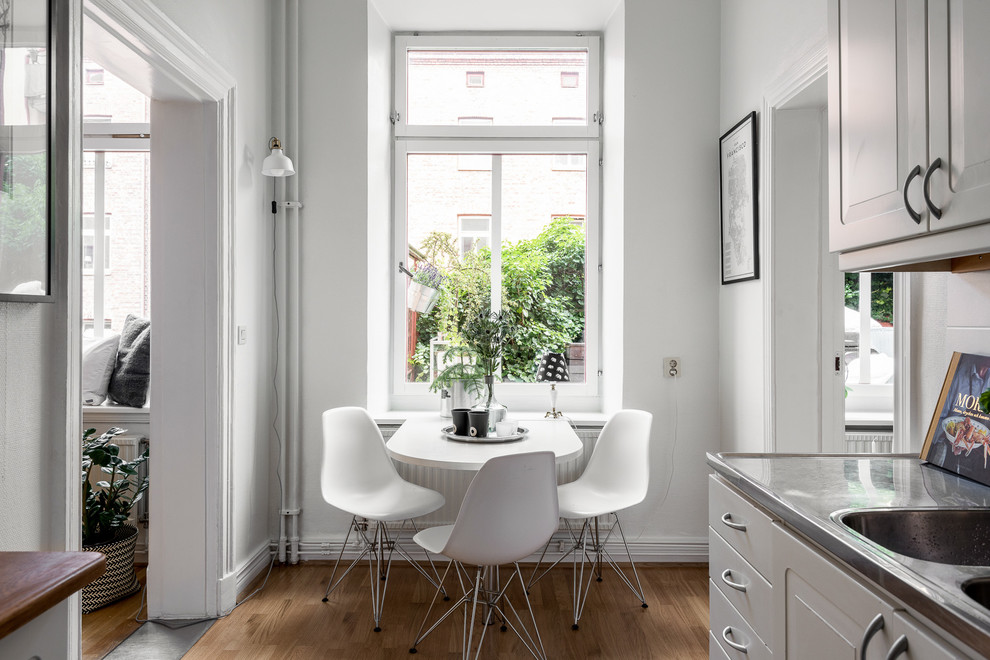 This is an example of a modern dining room in Gothenburg.