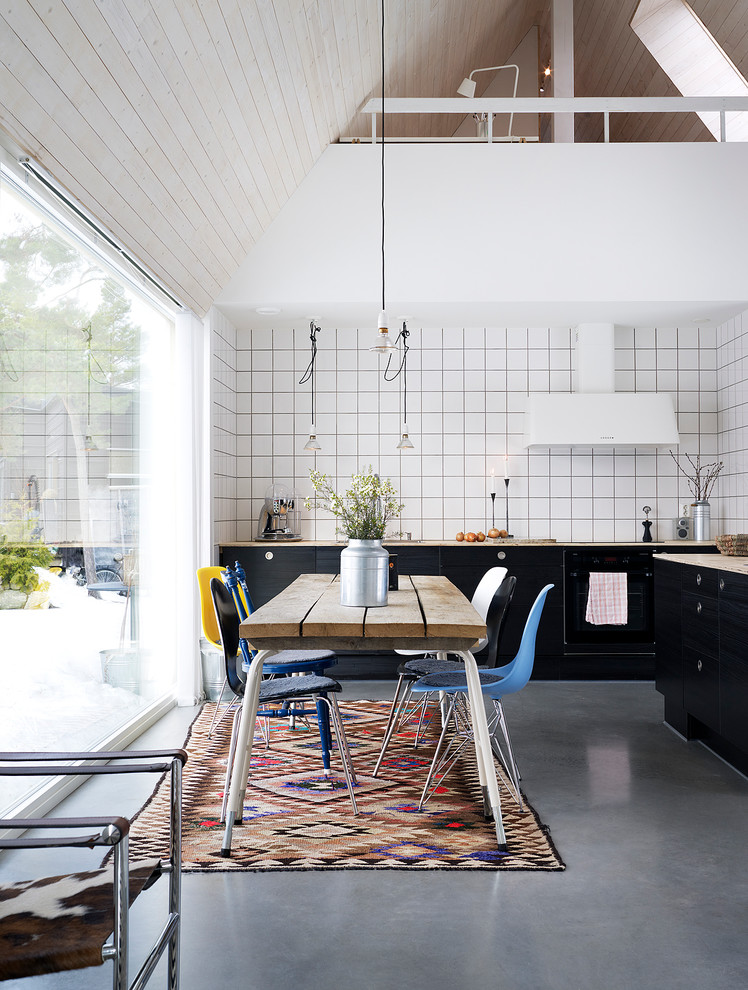 Mittelgroße Nordische Wohnküche ohne Kamin mit Betonboden und weißer Wandfarbe in Stockholm