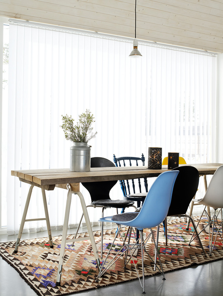 Aménagement d'une salle à manger scandinave avec sol en béton ciré et un sol gris.