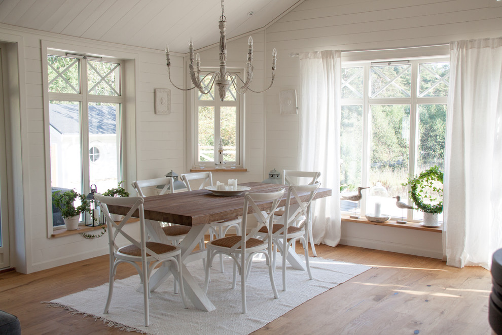 Aménagement d'une salle à manger romantique de taille moyenne avec un mur blanc, un sol en bois brun et aucune cheminée.