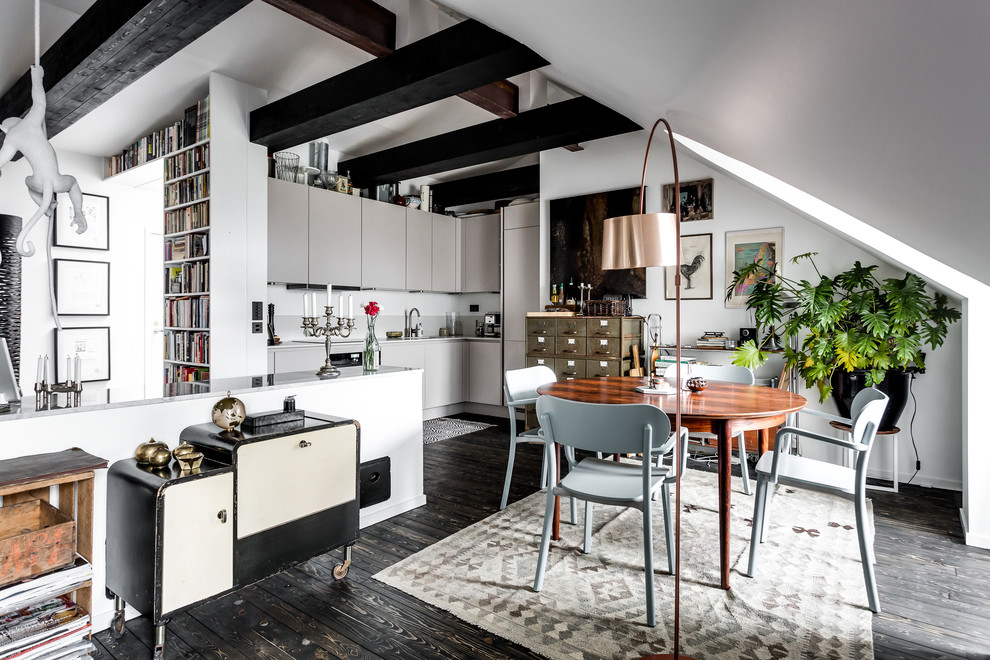 Geräumige Stilmix Wohnküche mit weißer Wandfarbe und dunklem Holzboden in Stockholm