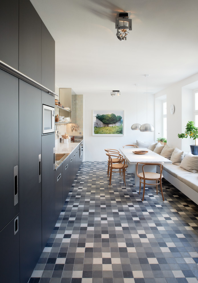 Foto di una sala da pranzo aperta verso la cucina design di medie dimensioni con pareti bianche, pavimento con piastrelle in ceramica e nessun camino