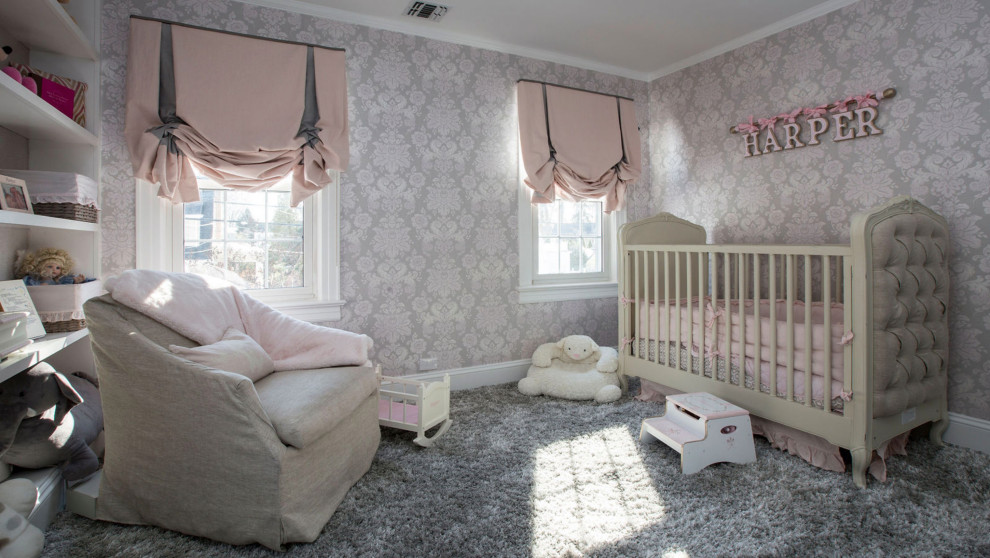 Cette photo montre une chambre de bébé fille de taille moyenne avec un mur gris, moquette, un sol gris, un plafond décaissé et du papier peint.
