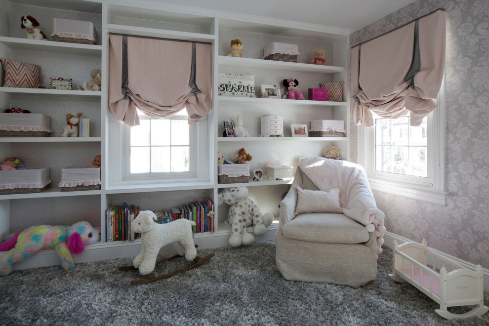 На фото: комната для малыша среднего размера с серыми стенами, ковровым покрытием, серым полом, многоуровневым потолком и обоями на стенах для девочки с
