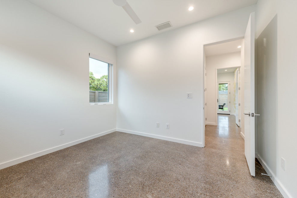 Modernes Babyzimmer mit weißer Wandfarbe, Betonboden, grauem Boden und Tapetenwänden in Dallas