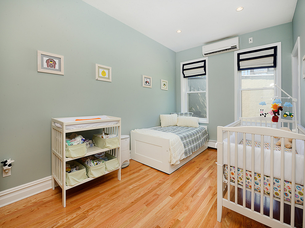 На фото: комната для малыша в стиле модернизм с