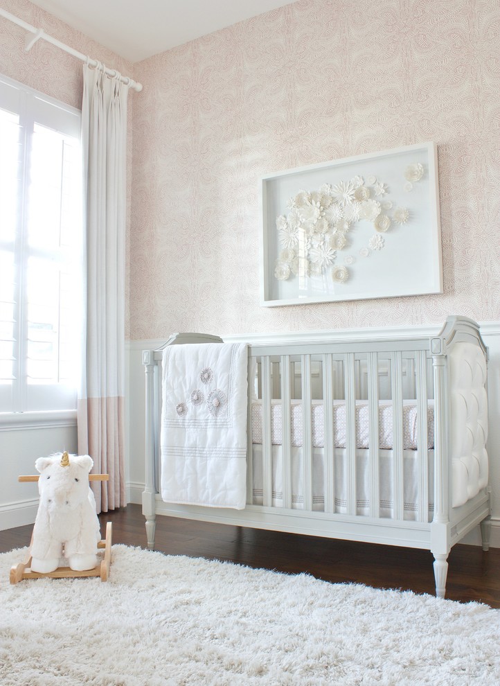 Inspiration för ett mellanstort babyrum, med rosa väggar, mörkt trägolv och brunt golv