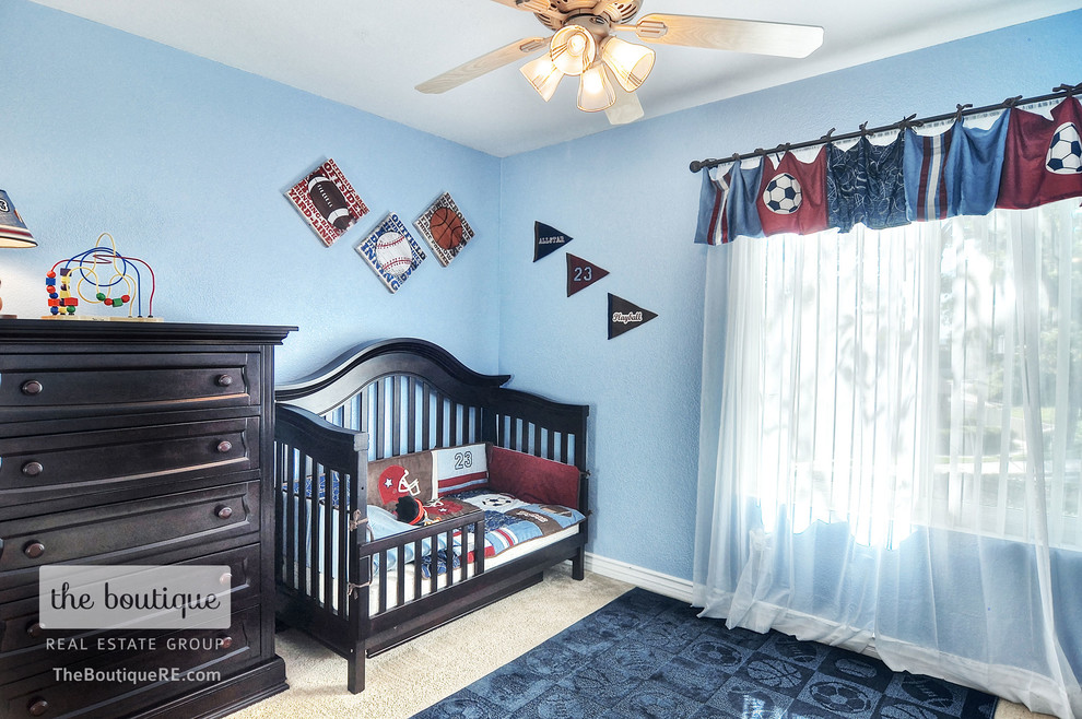 Exemple d'une chambre de bébé chic.