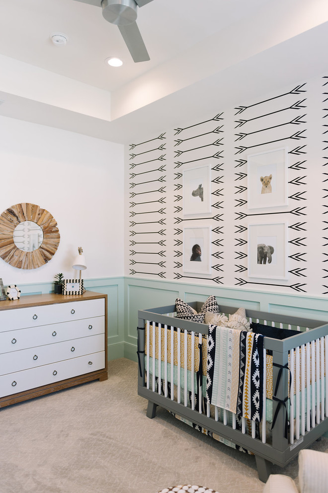 Modelo de habitación de bebé tradicional renovada con paredes blancas, moqueta y suelo gris