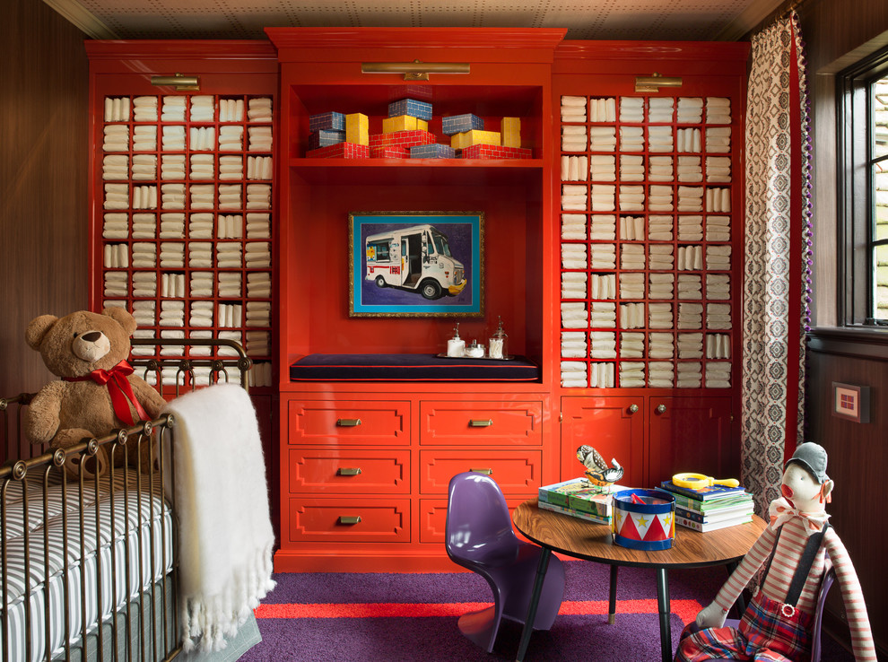 Diseño de habitación de bebé neutra tradicional con moqueta y suelo violeta