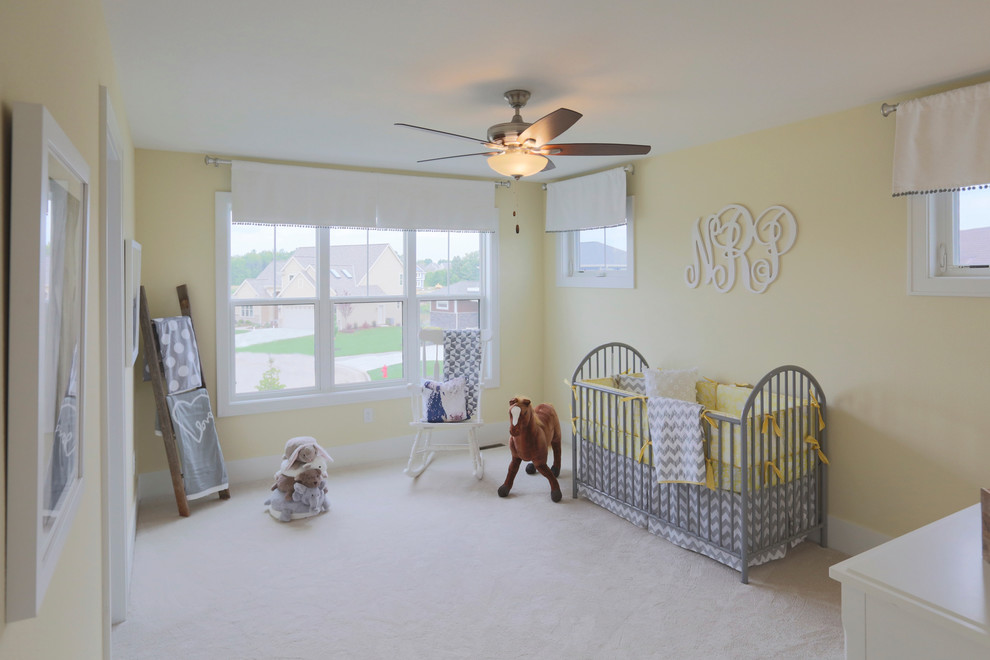 Foto de habitación de bebé neutra campestre con paredes amarillas y moqueta
