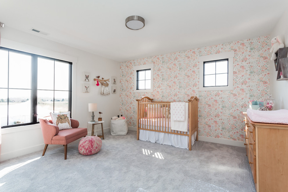 На фото: большая комната для малыша в стиле кантри с ковровым покрытием, серым полом и разноцветными стенами для девочки с
