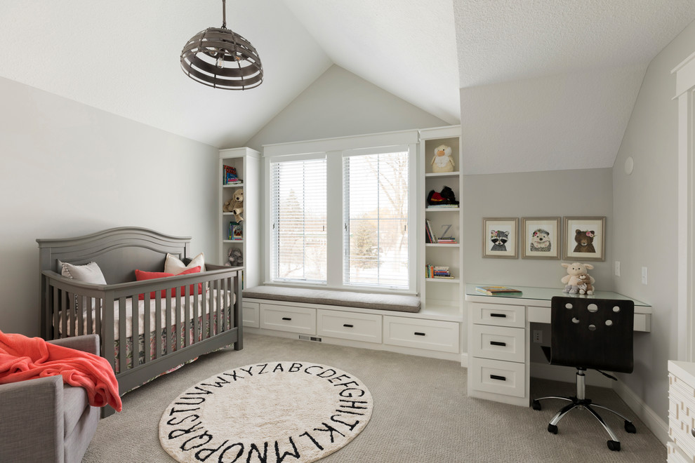 Ejemplo de habitación de bebé neutra tradicional renovada de tamaño medio con paredes grises, moqueta y suelo gris