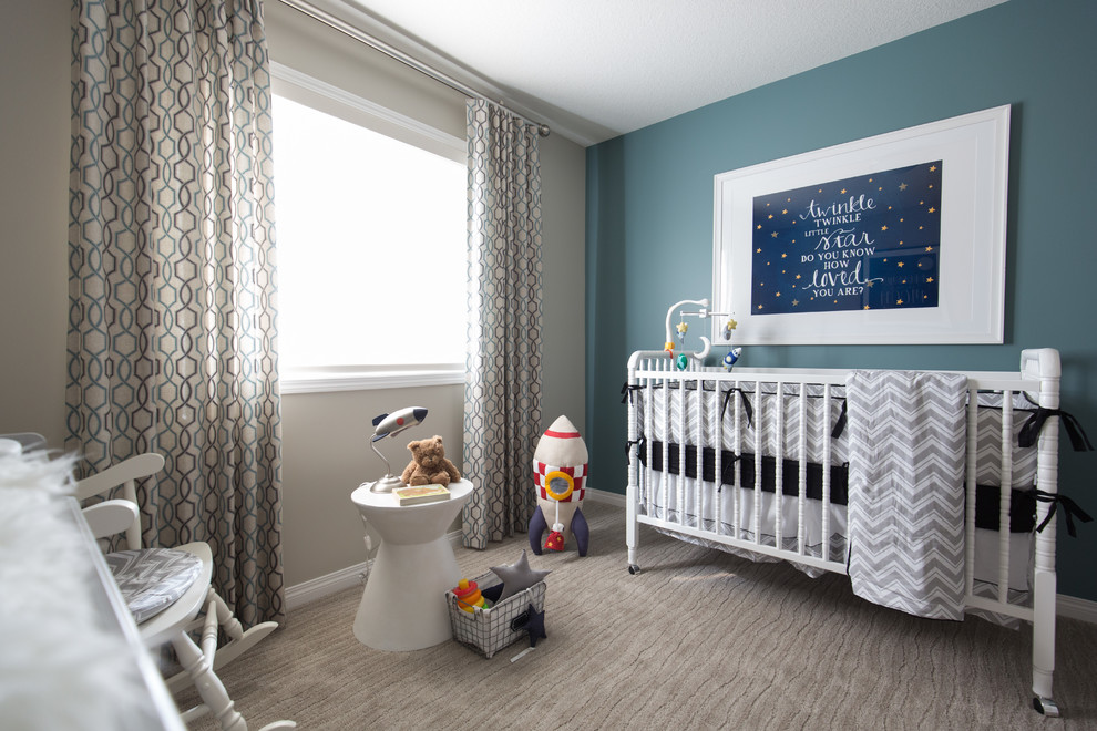 Diseño de habitación de bebé niño tradicional renovada de tamaño medio con paredes grises, moqueta y suelo gris