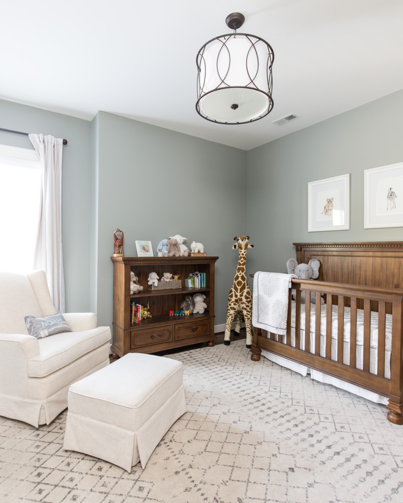 Diseño de habitación de bebé neutra clásica con paredes grises, suelo de madera oscura y suelo marrón