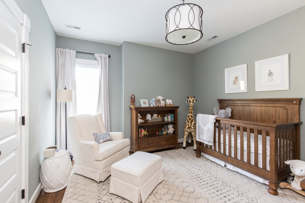 Foto de habitación de bebé neutra clásica con paredes grises, suelo de madera oscura y suelo marrón