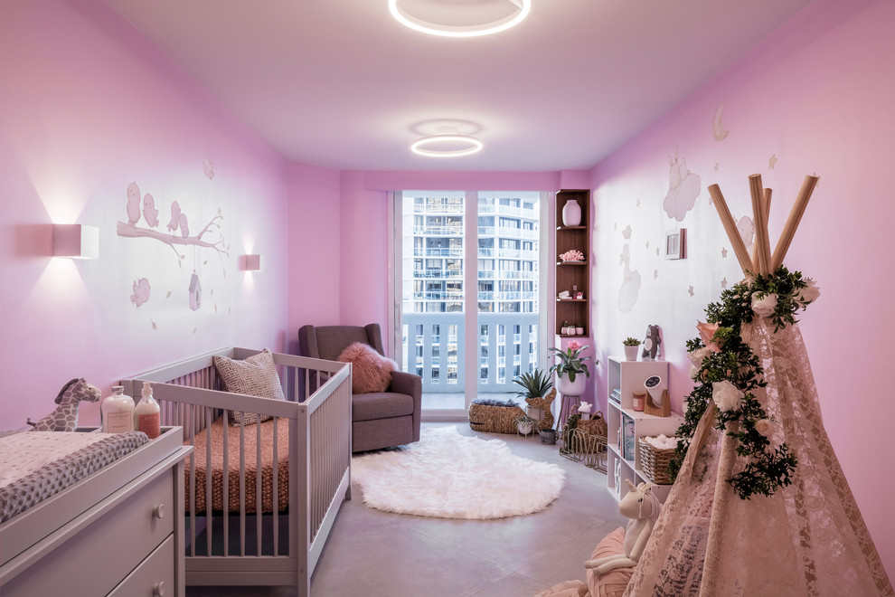 Diseño de habitación de bebé niña actual con paredes rosas y suelo gris
