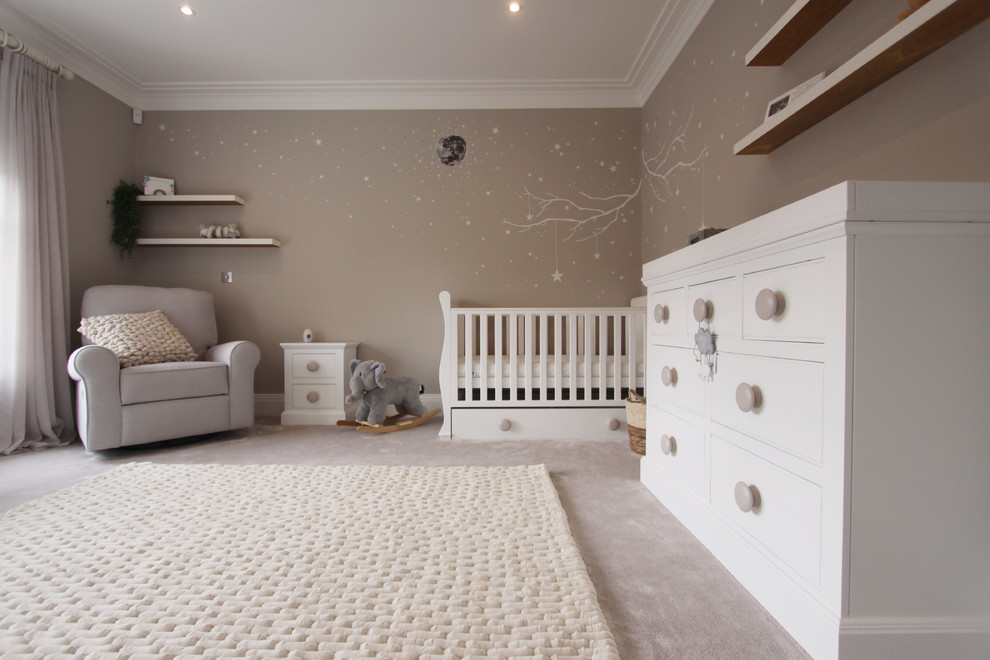 Cette image montre une grande chambre de bébé neutre design avec un mur beige, moquette et un sol gris.