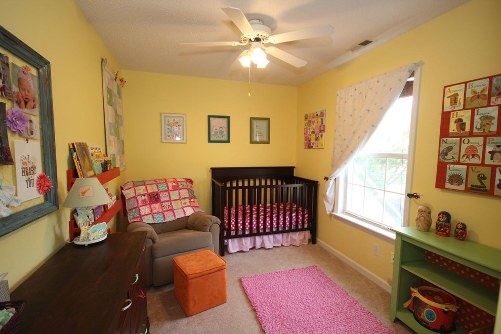 Exemple d'une chambre de bébé chic de taille moyenne.