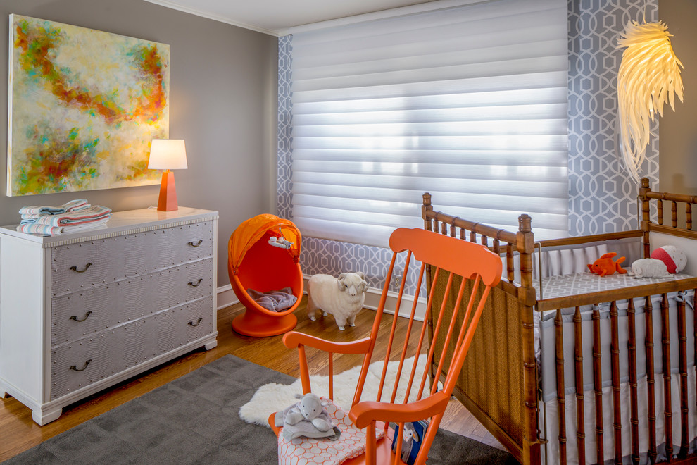 Mittelgroßes, Neutrales Stilmix Babyzimmer mit grauer Wandfarbe, hellem Holzboden und beigem Boden in Kansas City