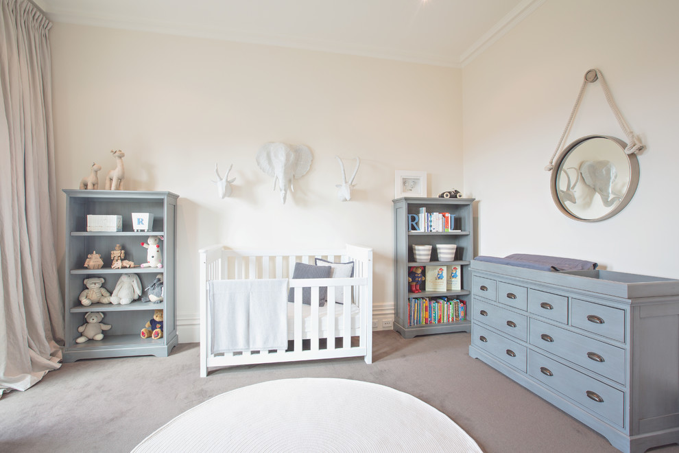 Пример оригинального дизайна: большая нейтральная комната для малыша в стиле неоклассика (современная классика) с ковровым покрытием и серым полом