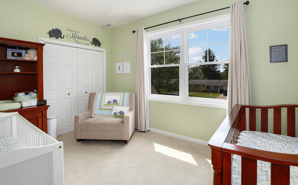 Modelo de habitación de bebé neutra blanca clásica renovada de tamaño medio con paredes verdes, moqueta, suelo beige, papel pintado y papel pintado