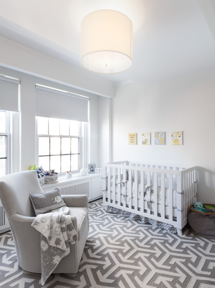 Aménagement d'une chambre de bébé neutre classique avec un mur blanc et un sol multicolore.