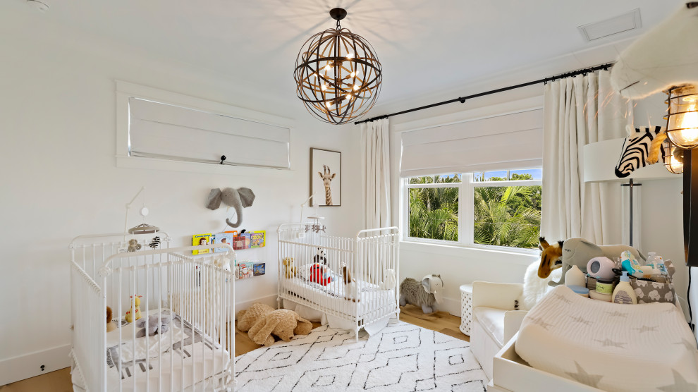 タンパにある広いトランジショナルスタイルのおしゃれな赤ちゃん部屋 (赤い壁、淡色無垢フローリング、男女兼用、ベージュの床) の写真