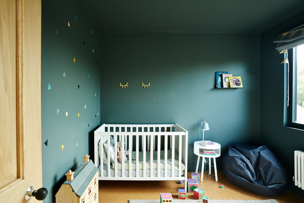 На фото: комната для малыша в скандинавском стиле с синими стенами для девочки с