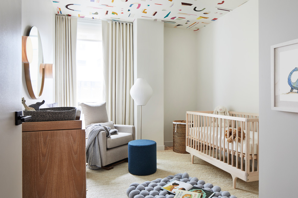 Modelo de habitación de bebé neutra escandinava con paredes blancas, moqueta y suelo beige