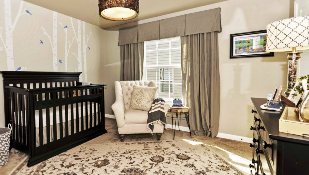 Kleines Klassisches Babyzimmer mit grauer Wandfarbe und Teppichboden in Washington, D.C.