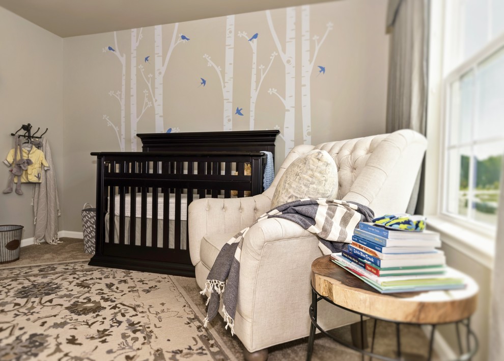 Immagine di una piccola cameretta per neonato tradizionale con pareti grigie e moquette