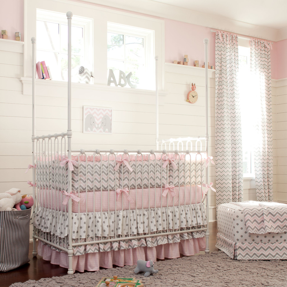 Идея дизайна: комната для малыша в классическом стиле с розовыми стенами для девочки