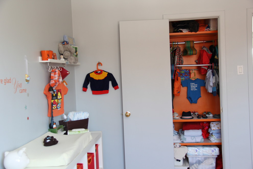 Réalisation d'une chambre de bébé garçon design de taille moyenne avec un mur gris.