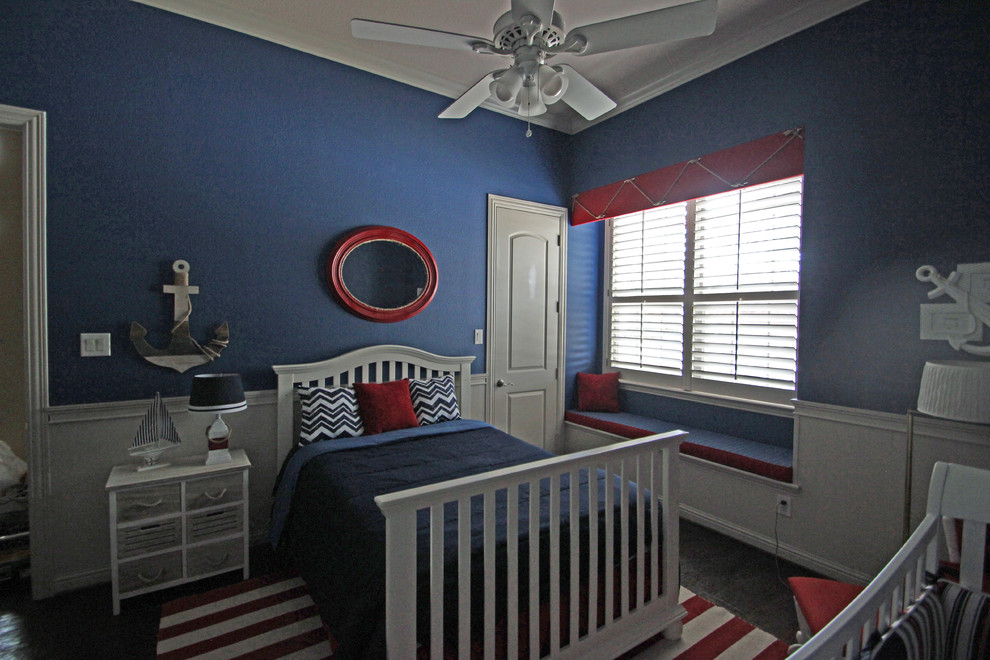 Imagen de habitación de bebé niño clásica de tamaño medio con paredes azules y suelo de madera en tonos medios