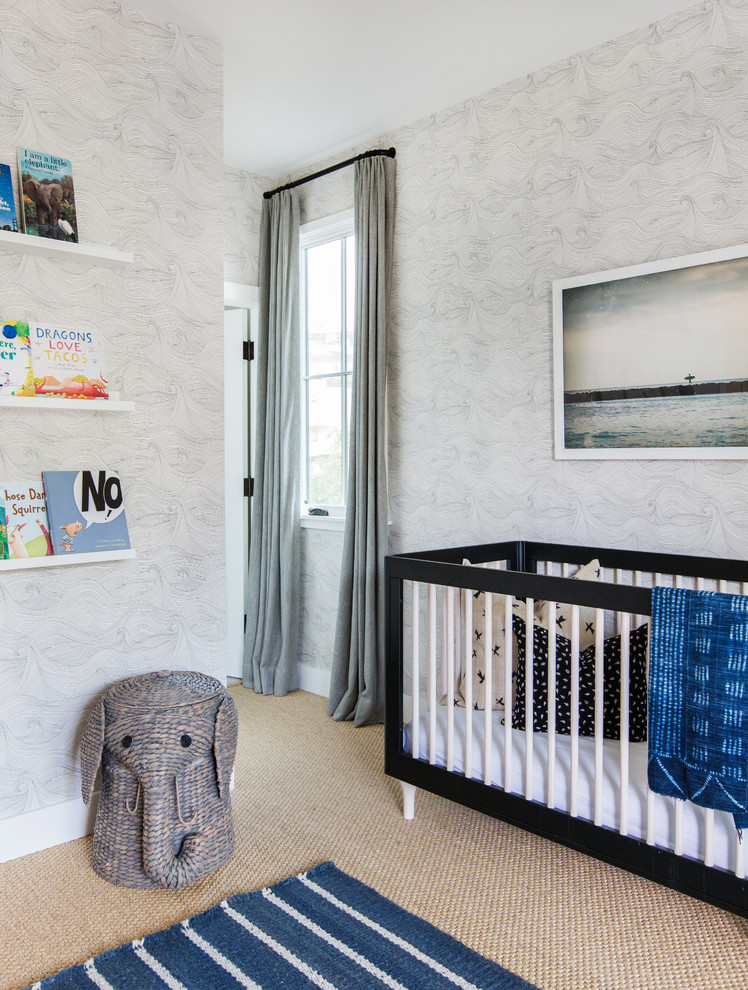 На фото: нейтральная комната для малыша в стиле неоклассика (современная классика) с серыми стенами и ковровым покрытием