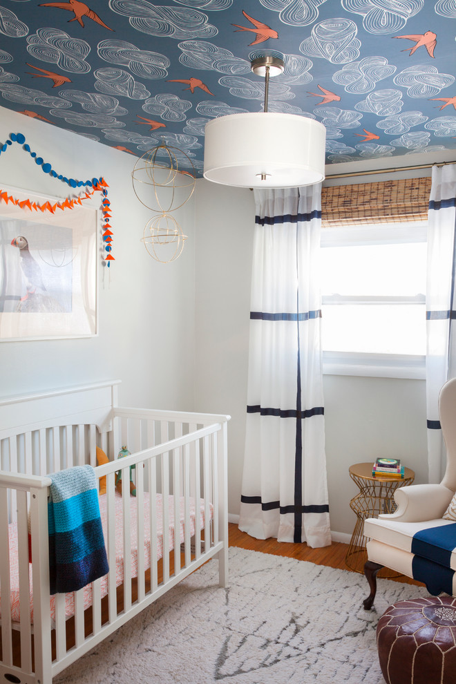 Foto di una cameretta per neonati neutra chic con pareti bianche
