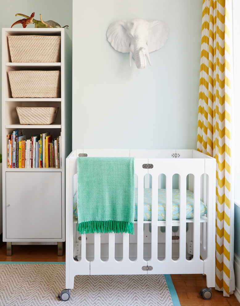 Стильный дизайн: нейтральная комната для малыша в стиле неоклассика (современная классика) с синими стенами и паркетным полом среднего тона - последний тренд