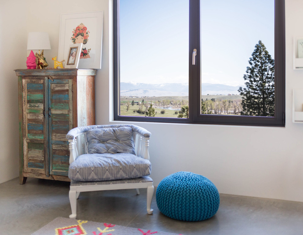 Diseño de habitación de bebé niña minimalista de tamaño medio con paredes blancas y suelo de cemento