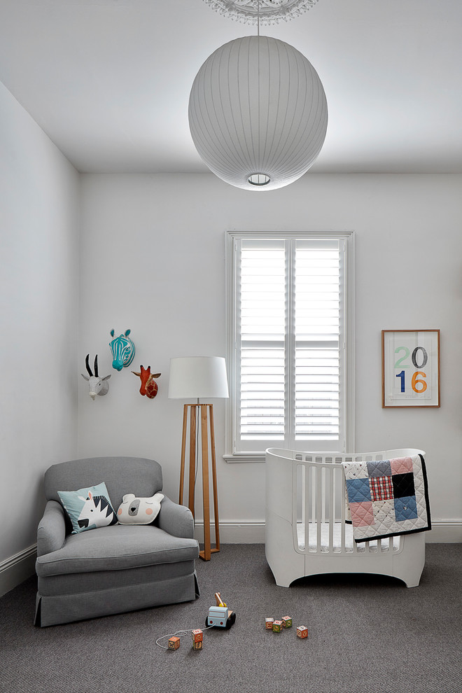 Стильный дизайн: большая нейтральная комната для малыша в современном стиле с белыми стенами, ковровым покрытием и серым полом - последний тренд